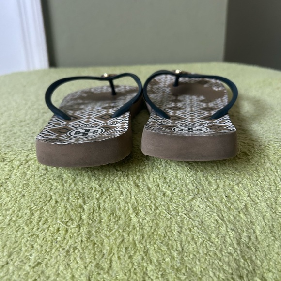 Tory Burch Geometric Print Flip Flops With navy Blue Straps. - Picture 6 of 9